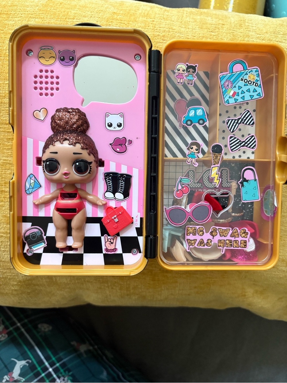 L.O.L. Surprise! Style Suitcase electronic playset with Boss Queen+2 Extra Cases